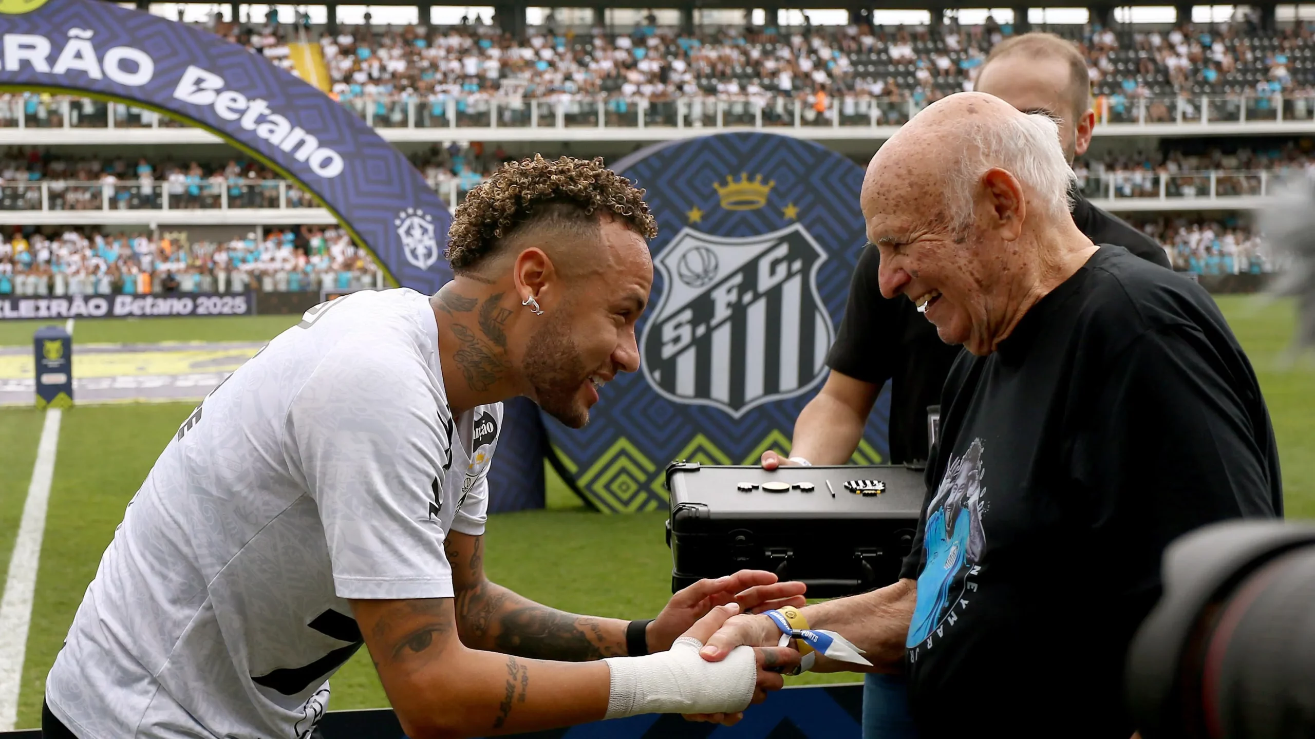 Neymar e Pepe na Vila Belmiro. Foto: Mauricio De Souza/AGIF