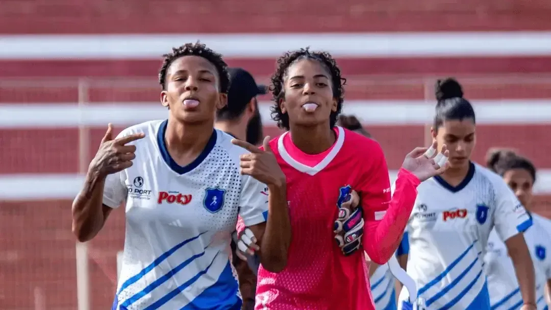 Jogadoras do Realidade Jovem celebram gol