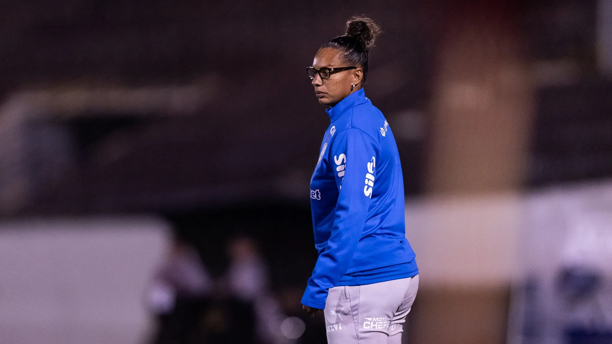Treinadora Rosana Augusto em jogo contra a Ferroviária