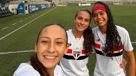 Jogadoras do São Paulo celebram vitória do Brasileirão Feminino Sub-17