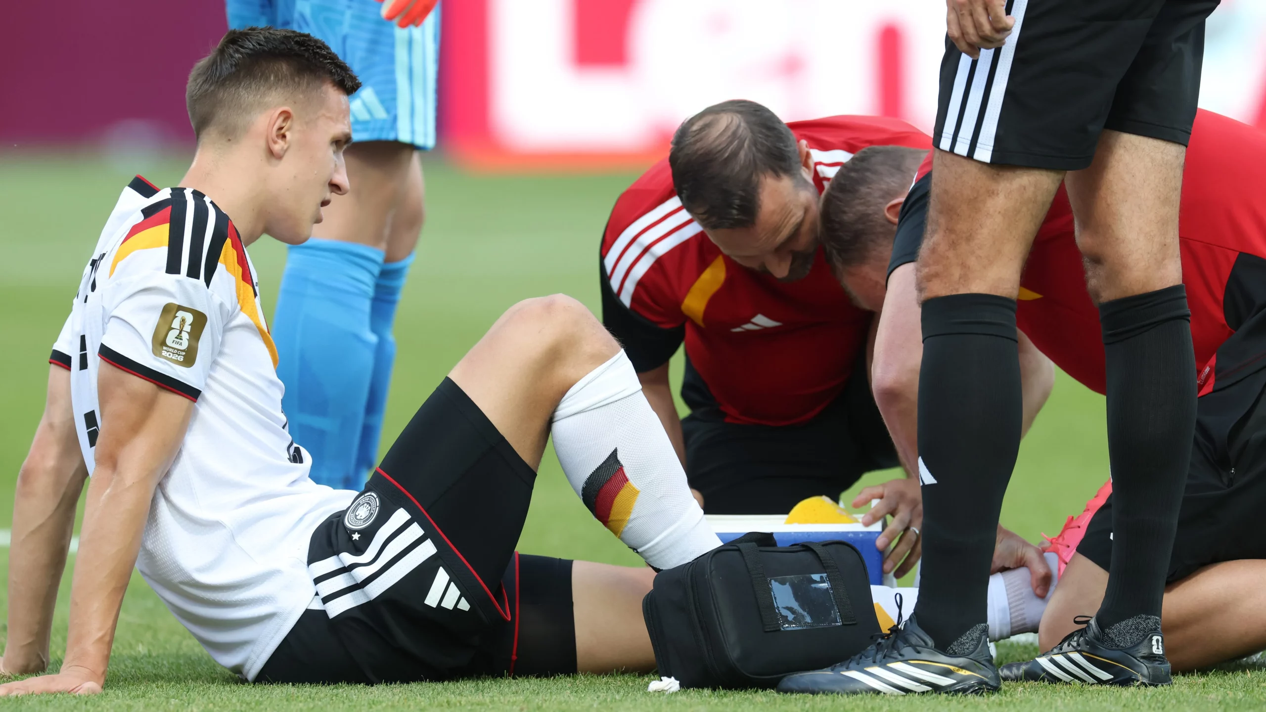 Schlotterbeck sendo atendido em campo. (Photo by Alexander Hassenstein/Getty Images)