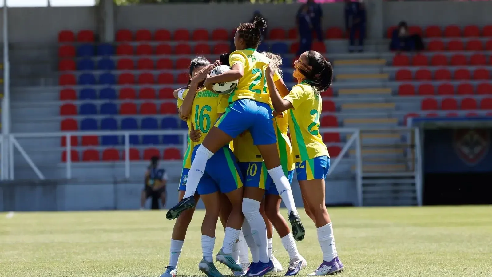 Clarinha comemora gol da Seleção Feminina Sub-20 contra Portugal em amistoso