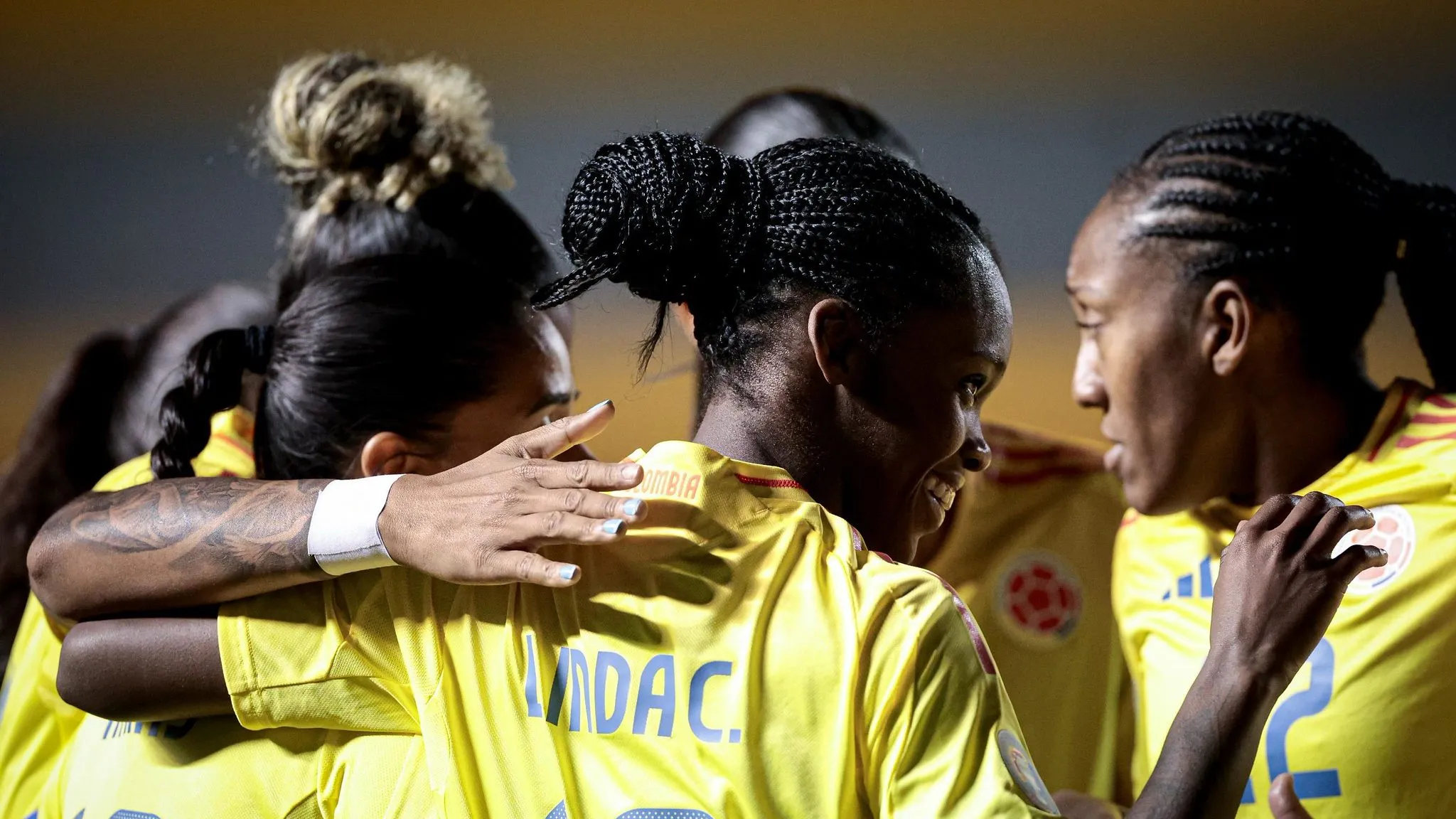 Jogadoras da Colômbia celebram gol na Copa América