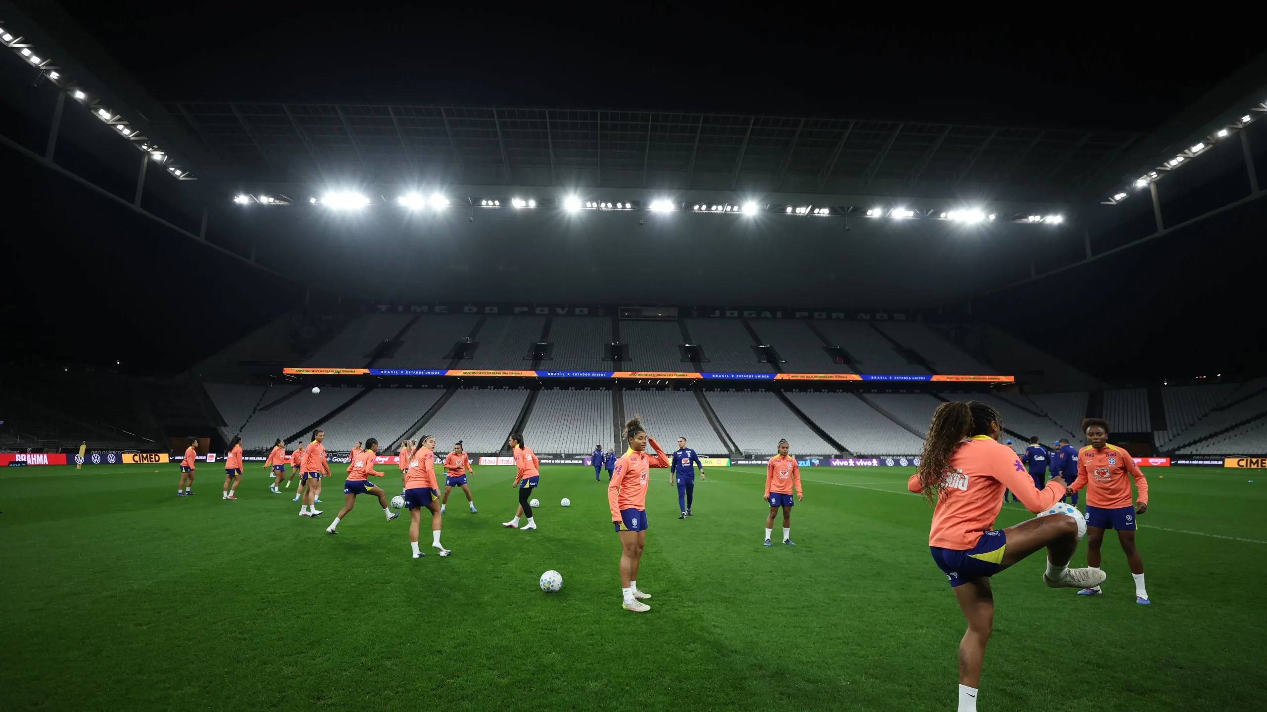 Seleção Feminina em treino na Neo Química Arena