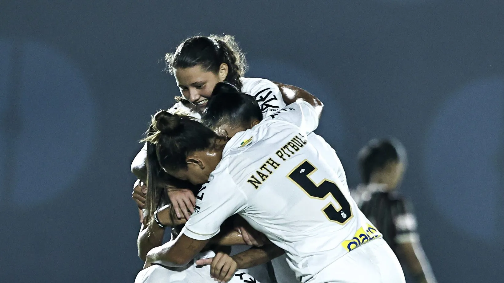 Laryh celebra gol pelo Santos