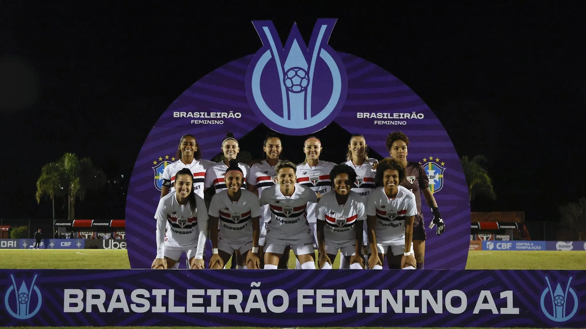 Time feminino do São Paulo completo em campo