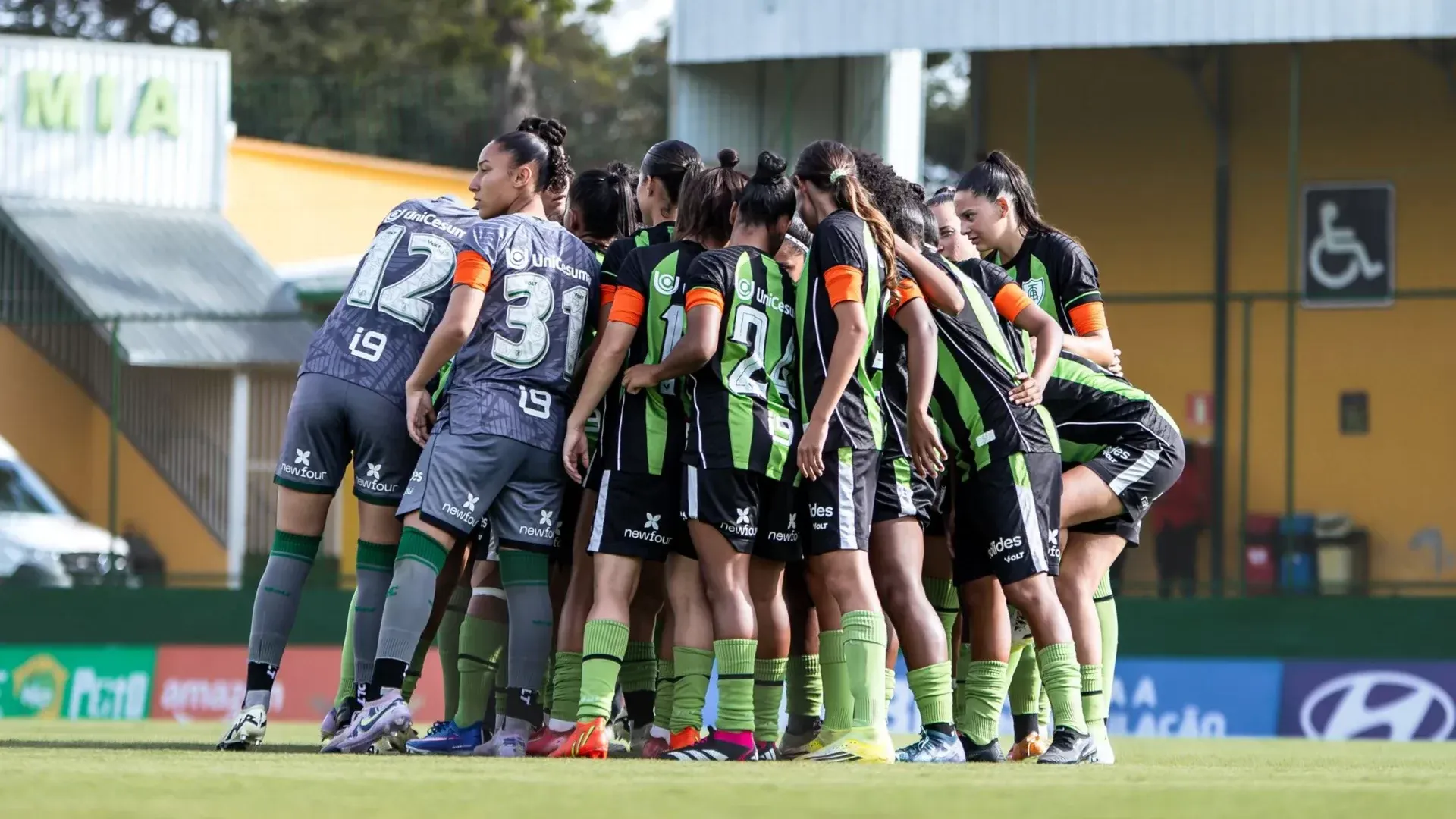 Time feminino do América-MG em campo