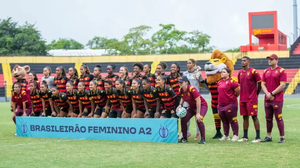 Time feminino do Sport em campo pela Série A2