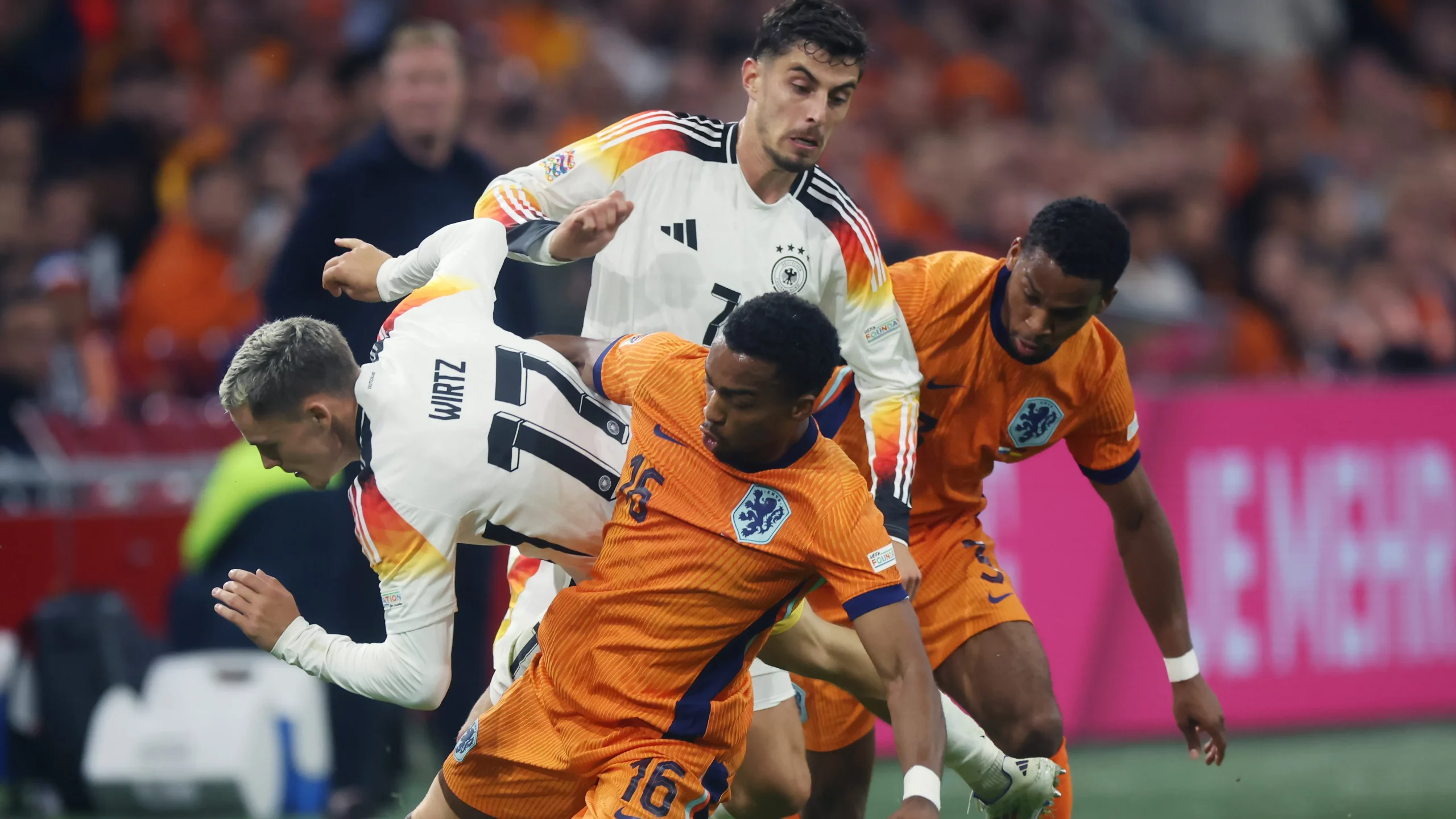 Irmãos Timber disputam o mesmo lance na Holanda. (Photo by Alex Grimm/Getty Images)