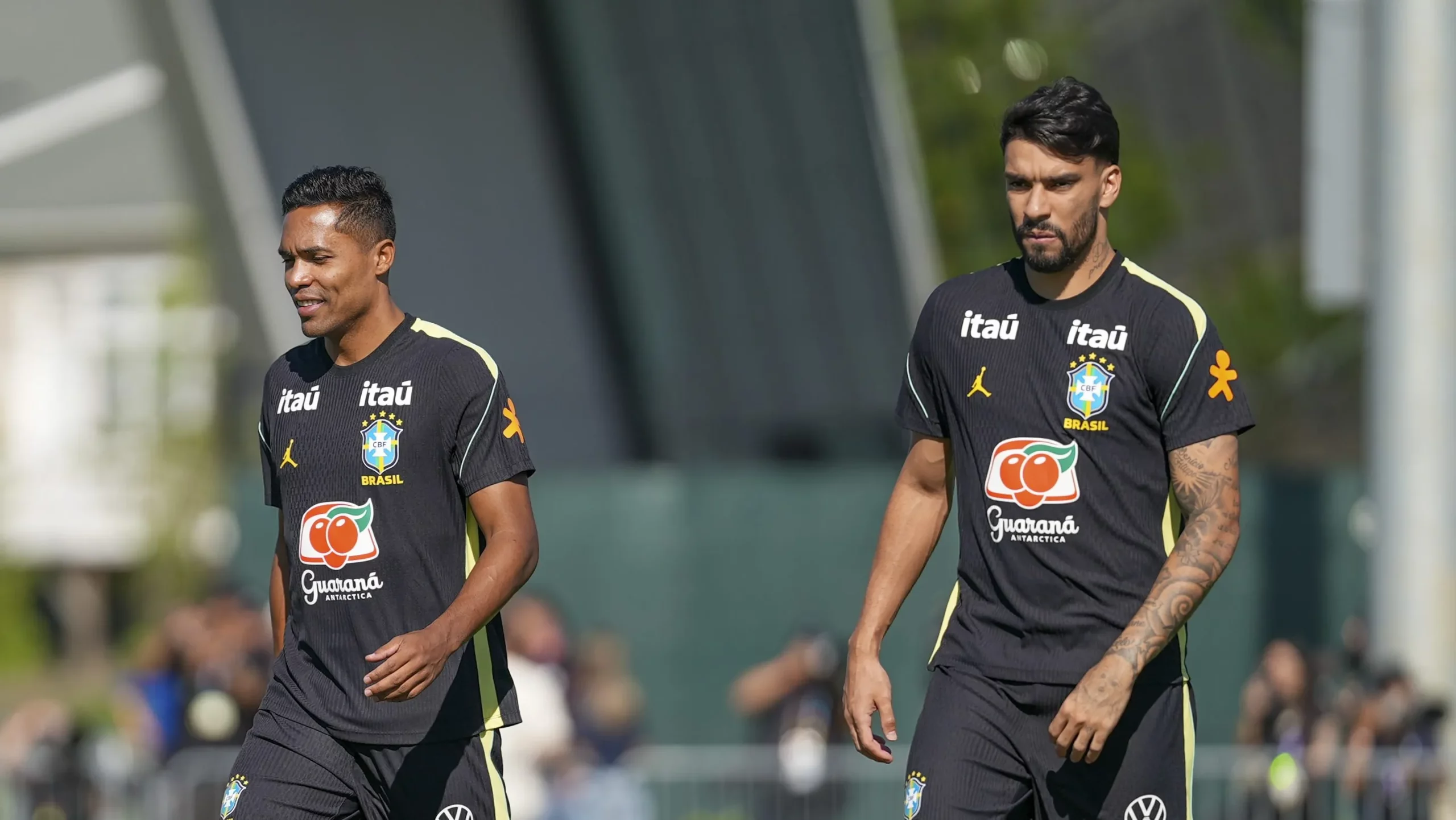 Alex Sandro e Paquetá durante treino da Seleção em Nova Jersey – Rafael Ribeiro/CBF