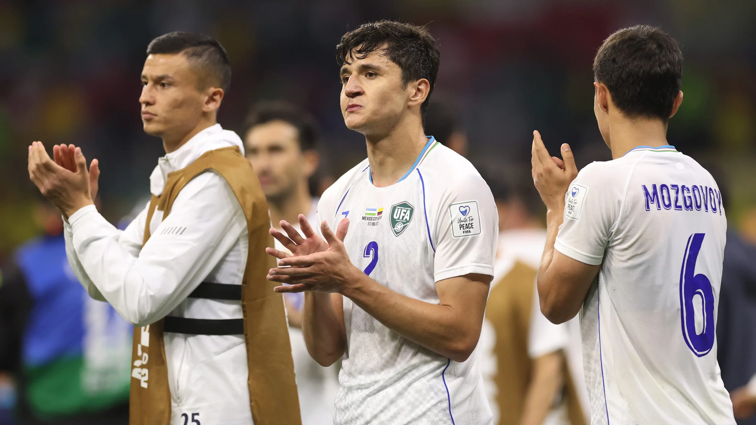 Jogadores do Uzbequistão em partida da Copa. (Photo by Carl Recine/Getty Images)