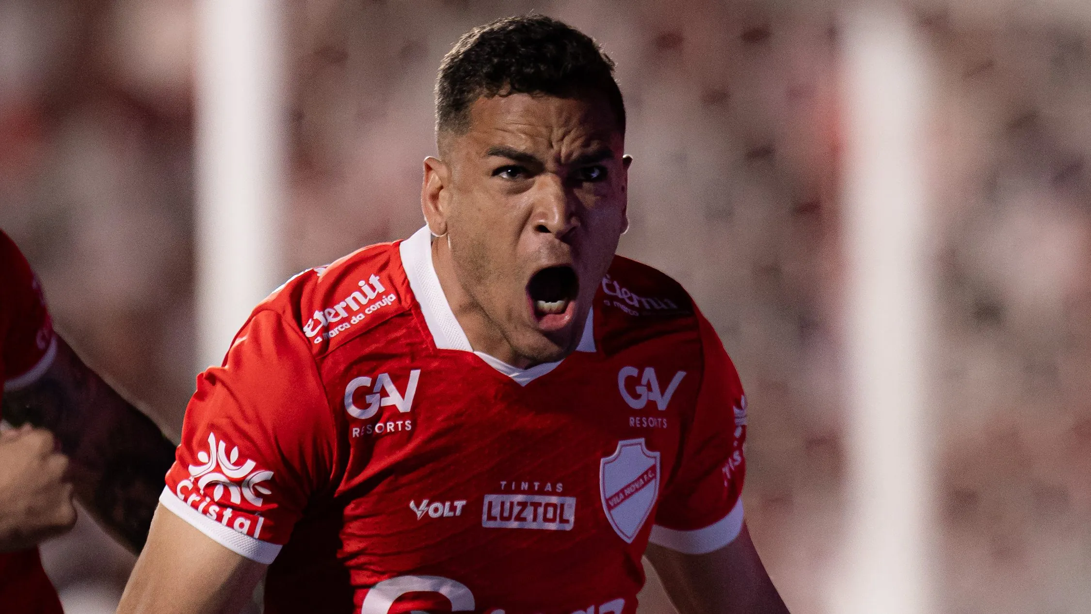 Elias jogador do Goias comemora seu gol durante partida contra o Vila Nova-GO no estadio Onesio Brasileiro Alvarenga pelo campeonato Brasileiro B 2025. Foto: Mateus Dutra/AGIF