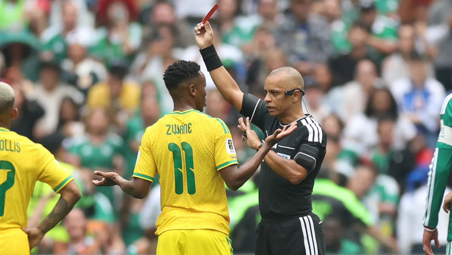 Zwane, da África do Sul, não entendeu orientação de Wilton em campo por inglês ‘enferrujado’ do juiz – Foto: Carl Recine/Getty Images