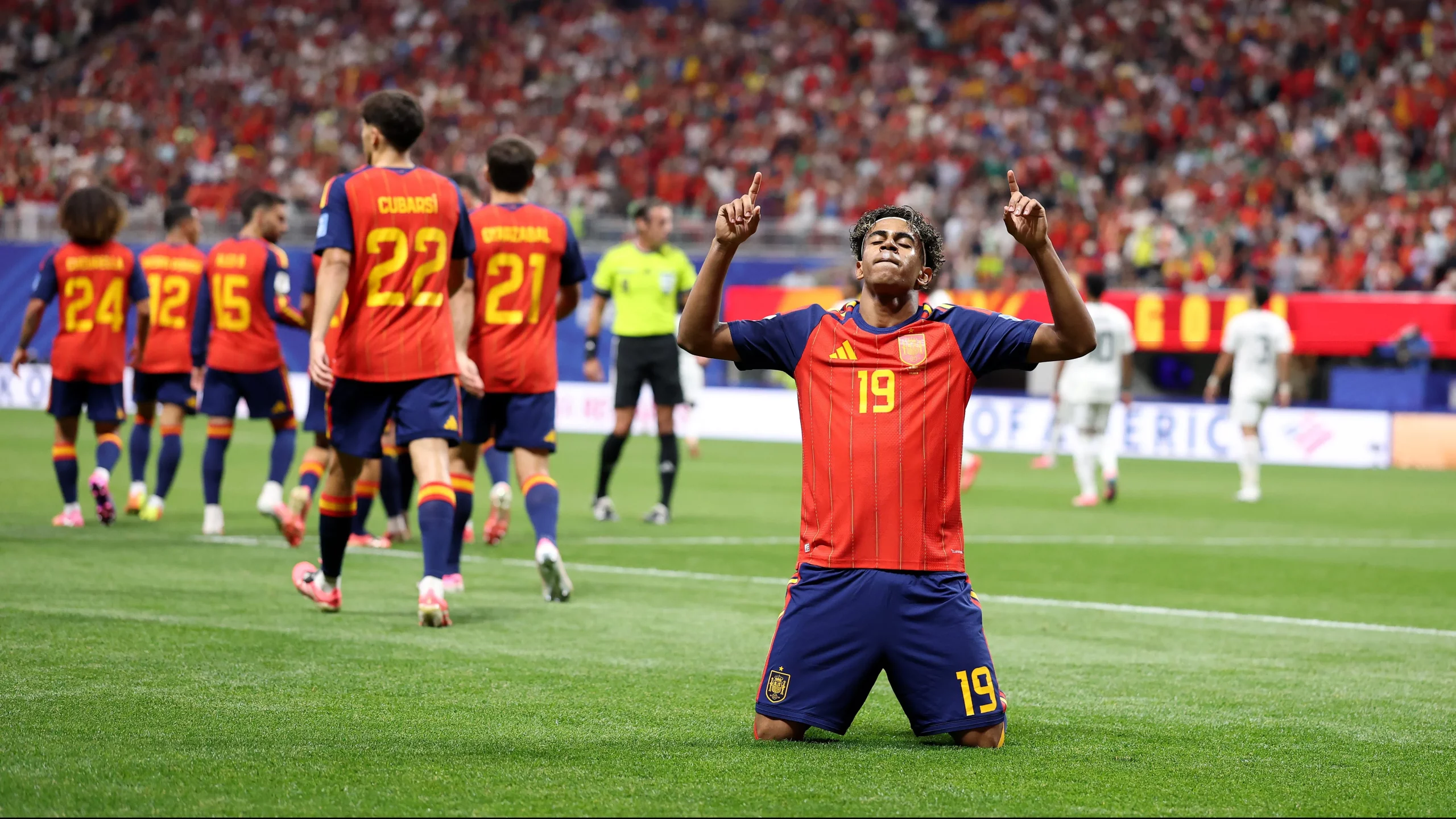 Yamal comemorando gol. (Photo by Justin Setterfield/Getty Images)