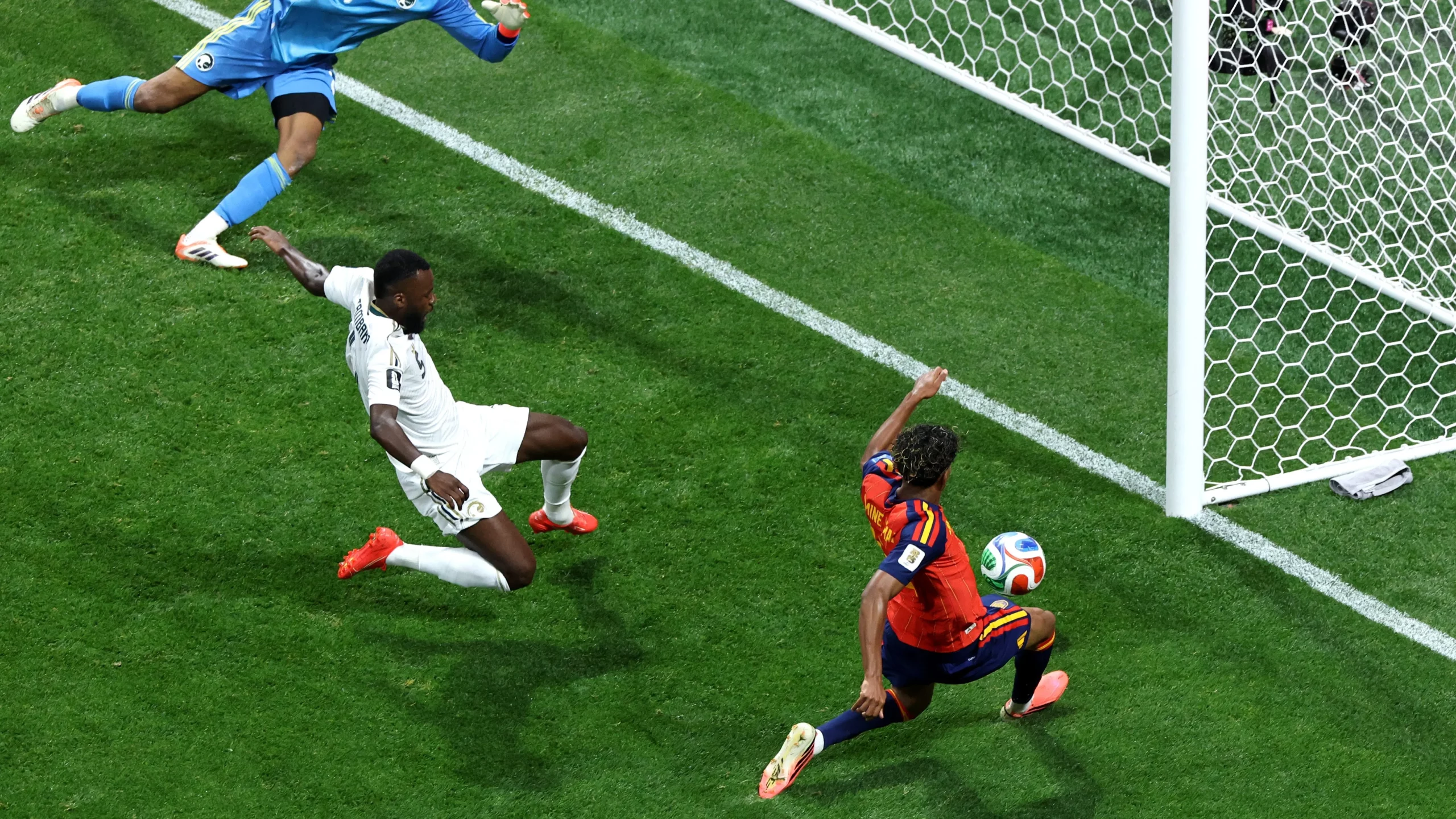 Yamal marcou o primeiro gol da partida. (Photo by Buda Mendes/Getty Images)