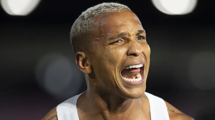 Deyverson saiu em defesa do camisa 10.