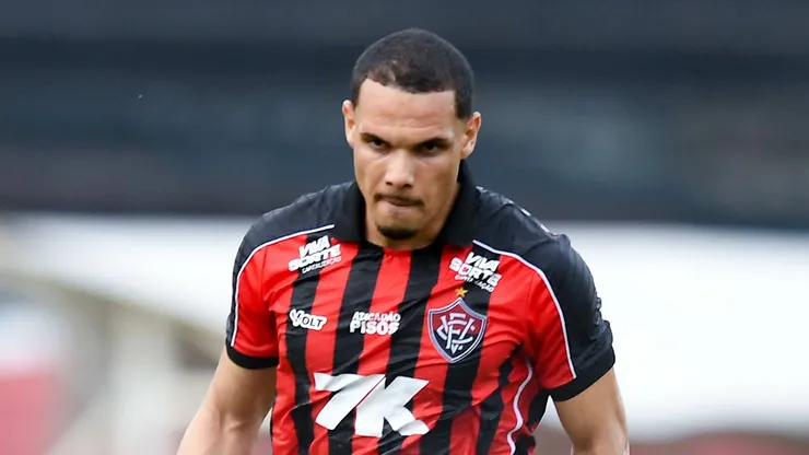 BA - SALVADOR - 07/12/2025 - BRASILEIRO A 2025, VITORIA X SAO PAULO - Neris jogador do Vitoria durante partida contra o Sao Paulo no estadio Barradao pelo campeonato Brasileiro A 2025. Foto: Jhony Pinho/AGIF