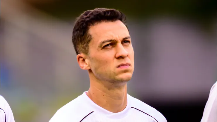 MT - CUIABA - 04/04/2026 - BRASILEIRO B 2026, CUIABA X CEARA - Juan Alano jogador do Ceara durante execucao do hino nacional antes da partida contra o Cuiaba no estadio Arena Pantanal pelo campeonato Brasileiro B 2026. Foto: Francisco Alves/AGIF