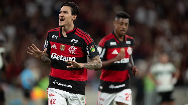 Pedro, jogador do Flamengo, comemora seu gol durante partida contra o Coritiba no estadio Maracana pelo campeonato Brasileiro A 2026. Foto: Jorge Rodrigues/AGIF