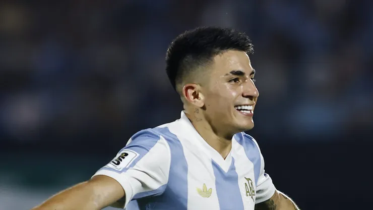 Thiago Almada durante partida pela seleção argentina.