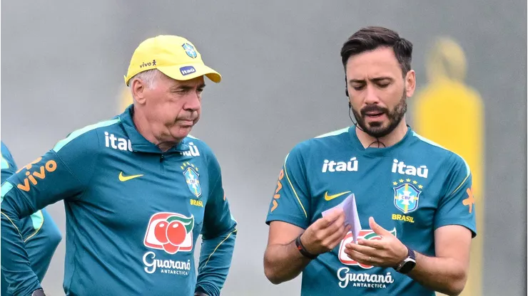 Carlo Ancelotti se despede de Davide, que vai para o Lille, da França. Foto: Harry Langer DeFodi Images/Imago