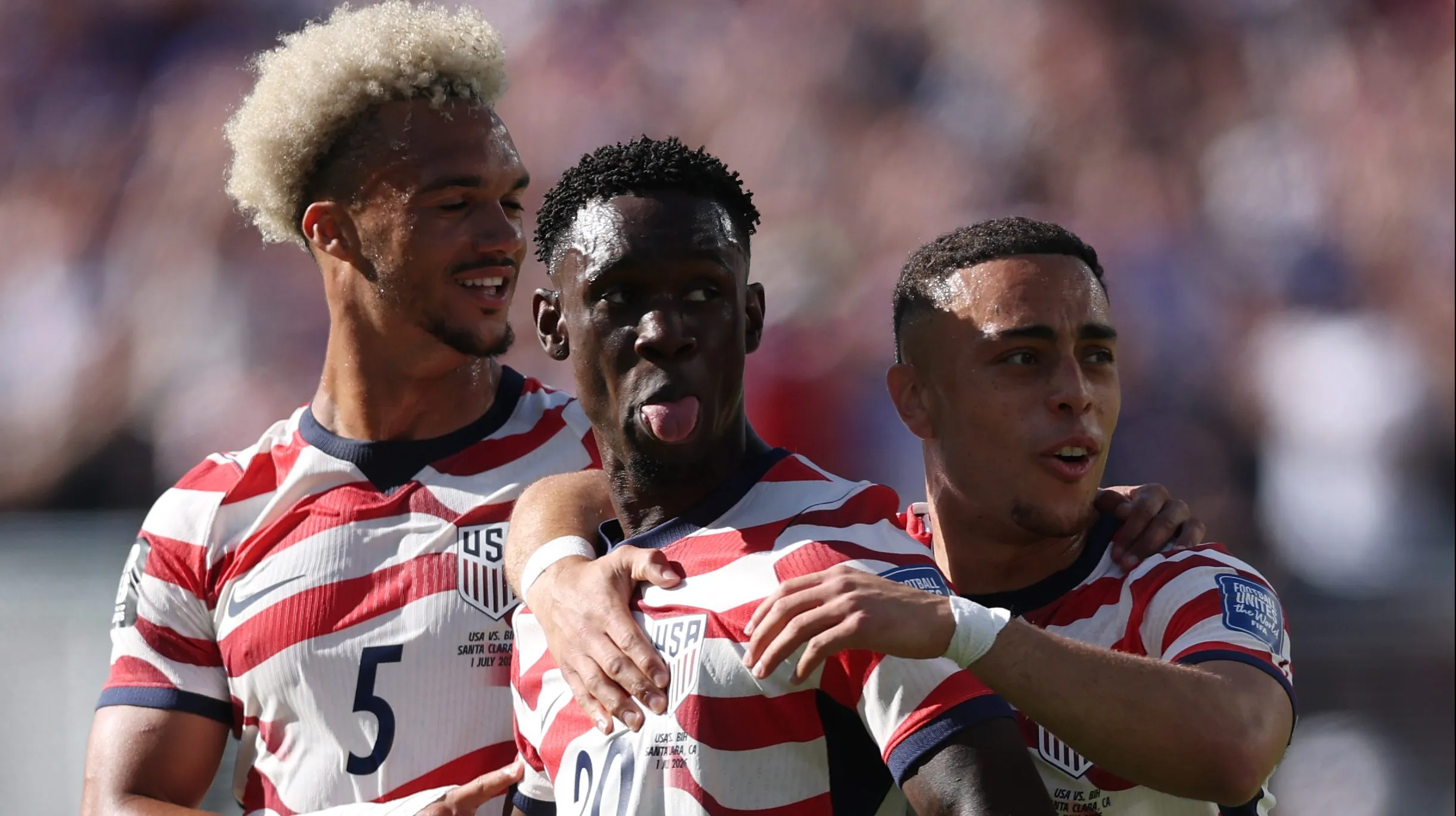 Balogun comemora um dos gols que colocaram EUA nas oitavas de final da Copa – Foto: Michael Steele/Getty Images