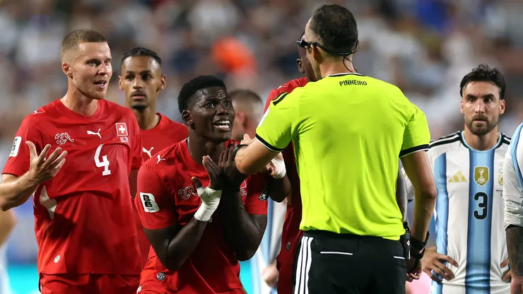 Breel Embolo discute com o árbitro Joao Pinheiro após ser expulso durante a partida das quartas de final da Copa do Mundo entre Argentina e Suíça. (Photo by Lars Baron/Getty Images)