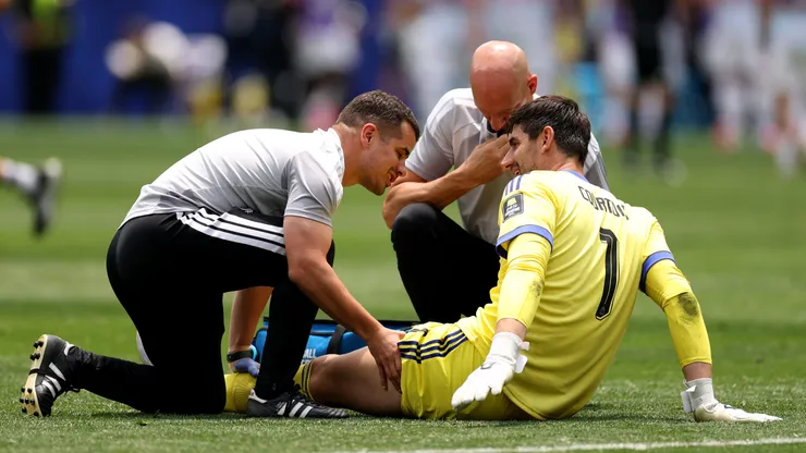 Courtois no momento em que sentiu o incômodo. Photo by Florencia Tan Jun/Getty Images
