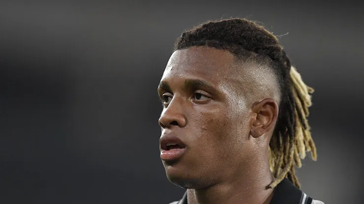 Danilo em campo com a camisa do Botafogo.
