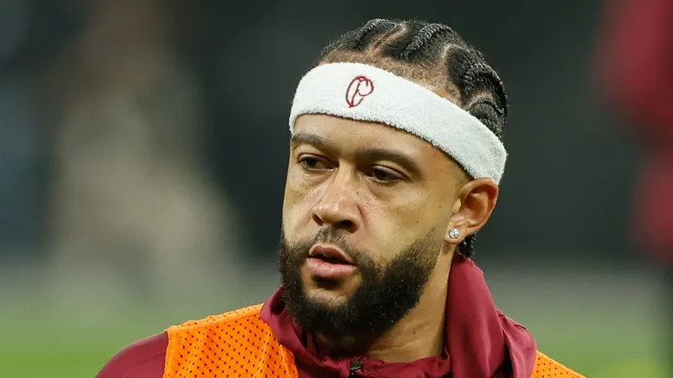 Depay durante aquecimento antes de jogo na Neo Química Arena.