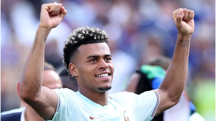 Desire Doue, da França (camisa 20), aplaude os torcedores após a vitória por 2 a 0 na partida das quartas de final da Copa do Mundo. (Photo by Kevin C. Cox/Getty Images)