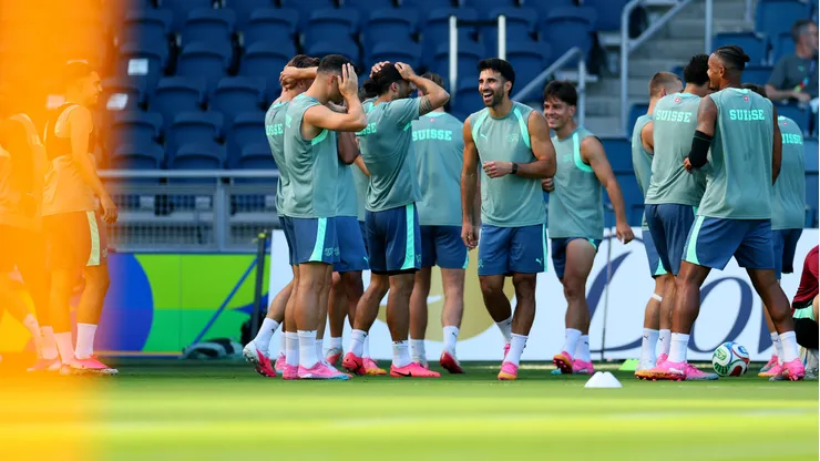 Eray Coemert, nº 18 da Suíça, participa de uma sessão de treinamento um dia antes da partida das quartas de final da Copa do Mundo. (Photo by Kyle Rivas/Getty Images)