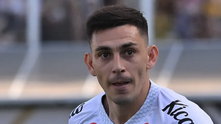 Escobar em campo pelo Peixe durante jogo na Vila.