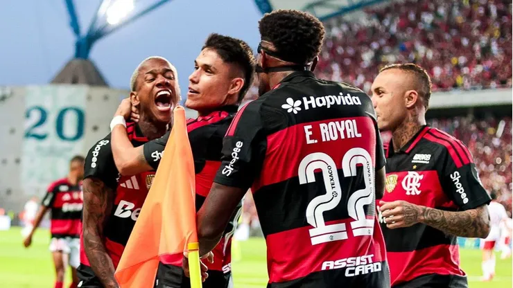 Luiz Araujo, Emerson Royal e Wallace Yan em Flamengo x Benfica - Foto: X oficial do Flamengo