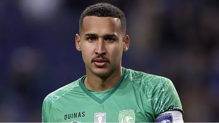 Goleiro Gabriel Batista, do Santa Clara-POR, está em vias de reforçar o Botafogo