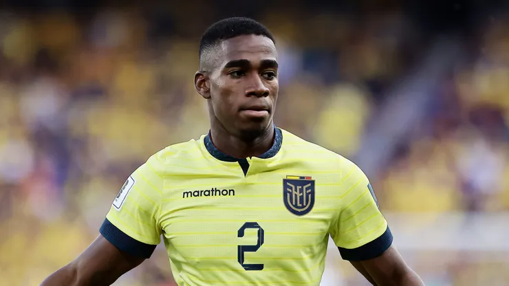 Félix Torres durante partida válida pelas Elimatórias