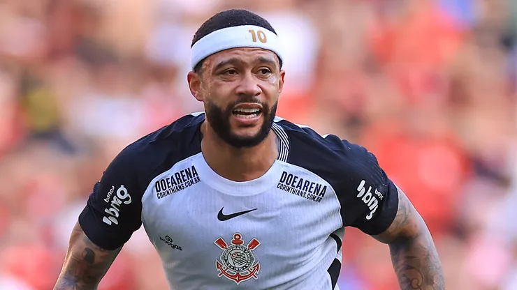 Memphis Depay segue com futuro indefinido.
