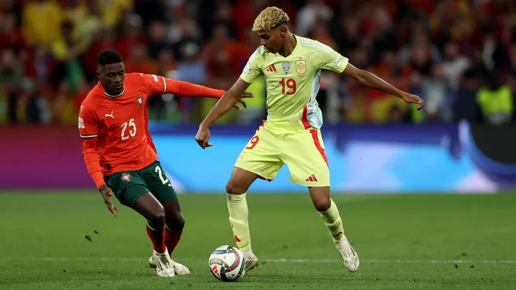 Nuno Mendes e Yamal estarão em Espanha x Portugal pela Copa do Mundo. Foto: Lars Baron/Getty Images
