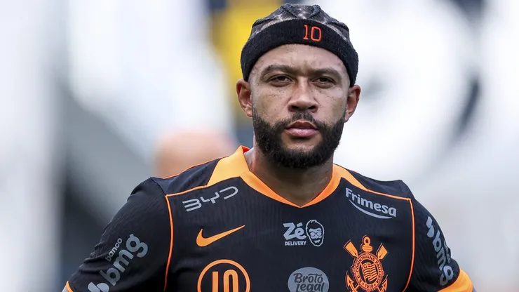 Memphis Depay negocia renovação com o Corinthians.