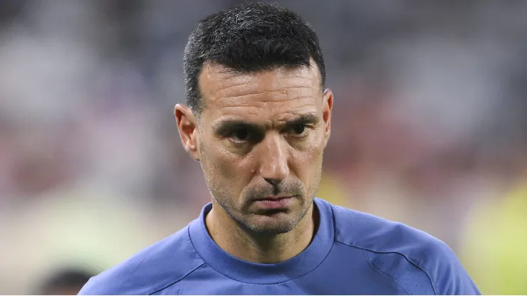 ARLINGTON, TEXAS - JUNE 27: Lionel Scaloni, Head Coach of Argentina, walks from the pitch at half time during the FIFA World Cup 2026 Group J match between Jordan and Argentina at Dallas Stadium on June 27, 2026 in Arlington, Texas. (Photo by David Ramos/Getty Images)