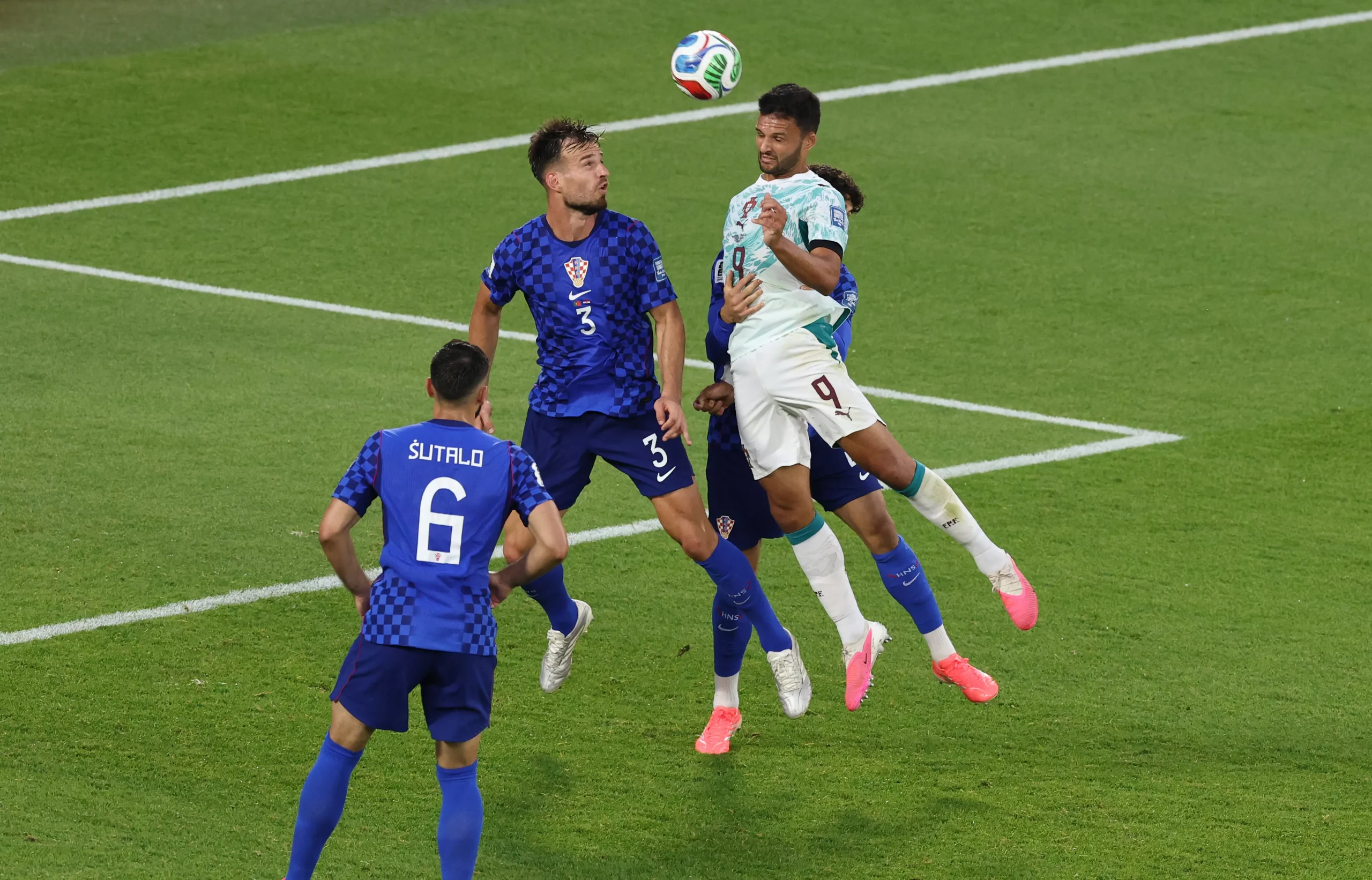 Entre dois zagueiros croatas, Gonçalo Ramos ganhou no alto e testou para o fundo das redes: Portugal nas oitavas da Copa – Foto: Mattia Ozbot/Getty Images