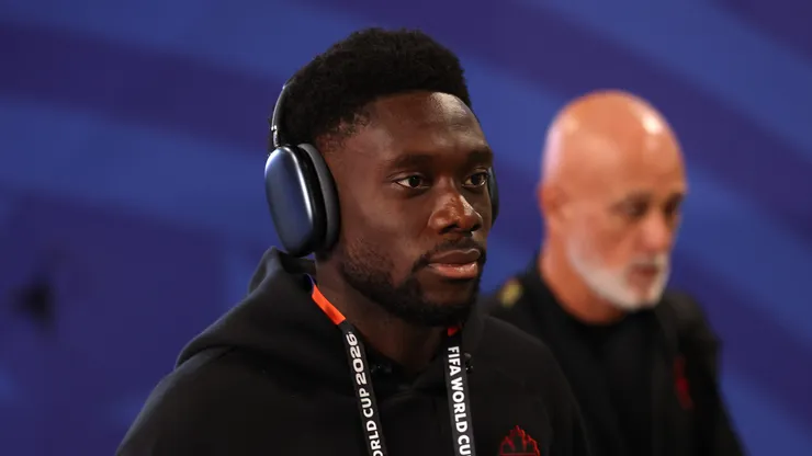 Davies durante chegada da delegação canadense ao estádio