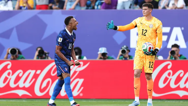 Orlando Gill revela falta de humildade de Mbappé em não cumprimentá-lo. Foto: Davi Mullan/Getty Images