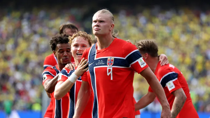EAST RUTHERFORD, NEW JERSEY - JULY 05: Erling Haaland #9 of Norway celebrates with teammates after scoring his team's first goal during the FIFA World Cup 2026 Round of 16 match between Brazil and Norway at New York New Jersey Stadium on July 05, 2026 in East Rutherford, New Jersey. (Photo by Al Bello/Getty Images)