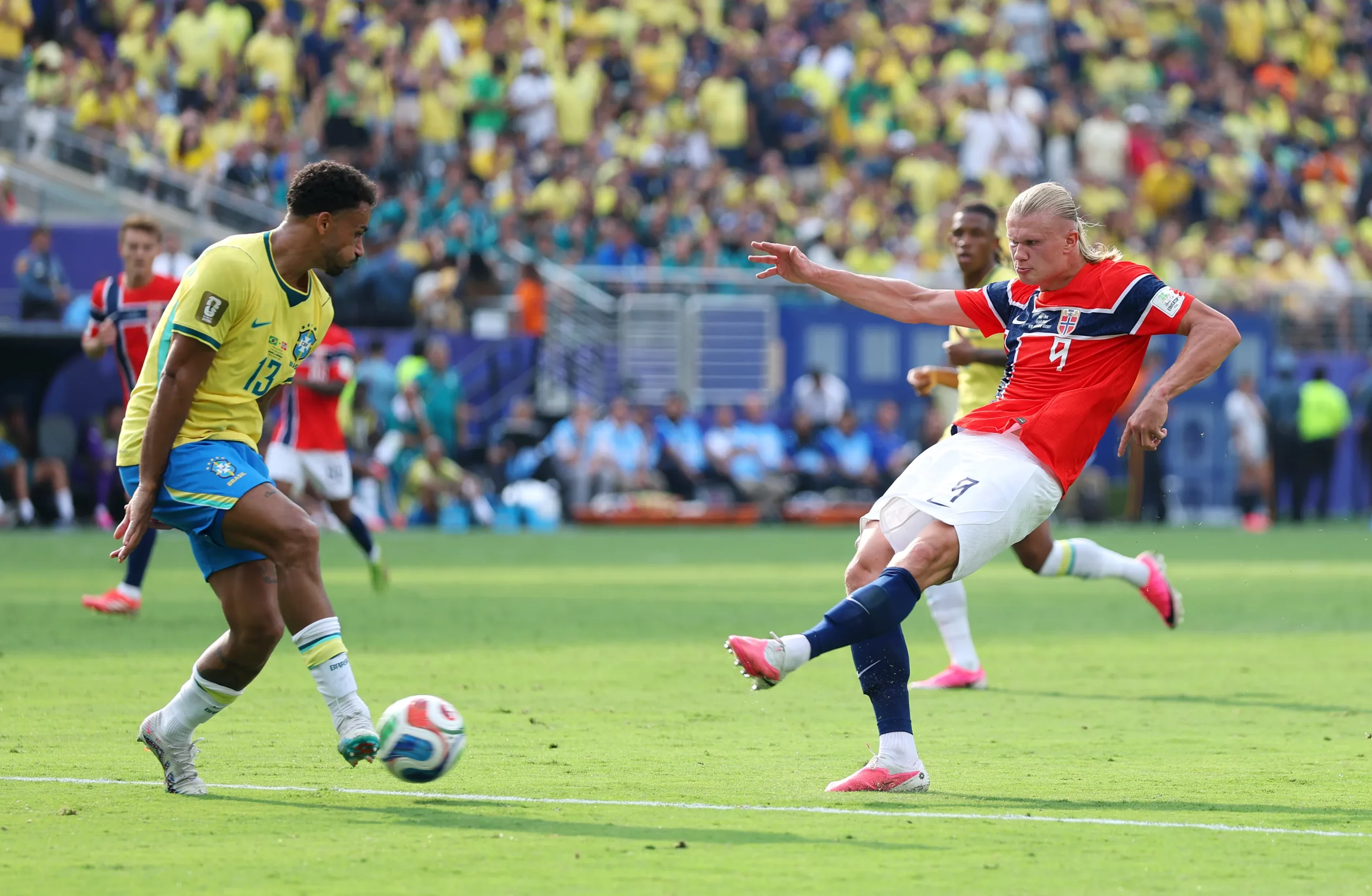 Haaland anotou os dois gols em vitória da Noruega sobre Brasil, um deles um chutaço de canhoto de fora da área – Foto: Al Bello/Getty Images