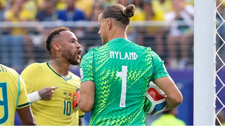 Neymar discutindo com Nyland. (Photo by Justin Setterfield/Getty Images)