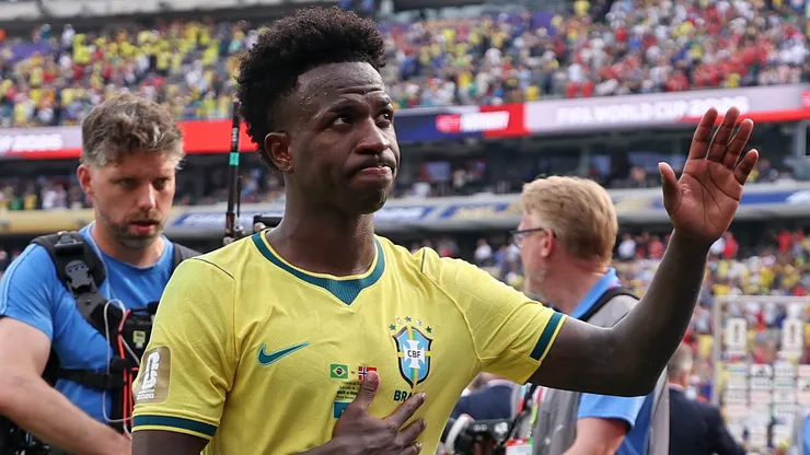 EAST RUTHERFORD, NEW JERSEY - JULY 05: Vinicius Junior #7 of Brazil applauds fans after the team's 1-2 defeat in the FIFA World Cup 2026 Round of 16 match between Brazil and Norway at New York New Jersey Stadium on July 05, 2026 in East Rutherford, New Jersey. (Photo by Justin Setterfield/Getty Images)