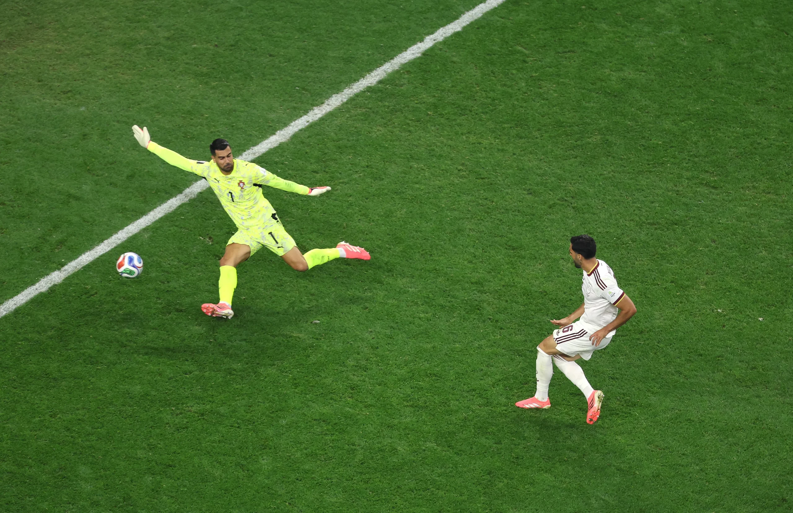 Merino precisou de cinco minutos em campo para fazer o gol da vitória espanhola sobre Portugal – Foto: Stacy Revere/Getty Images