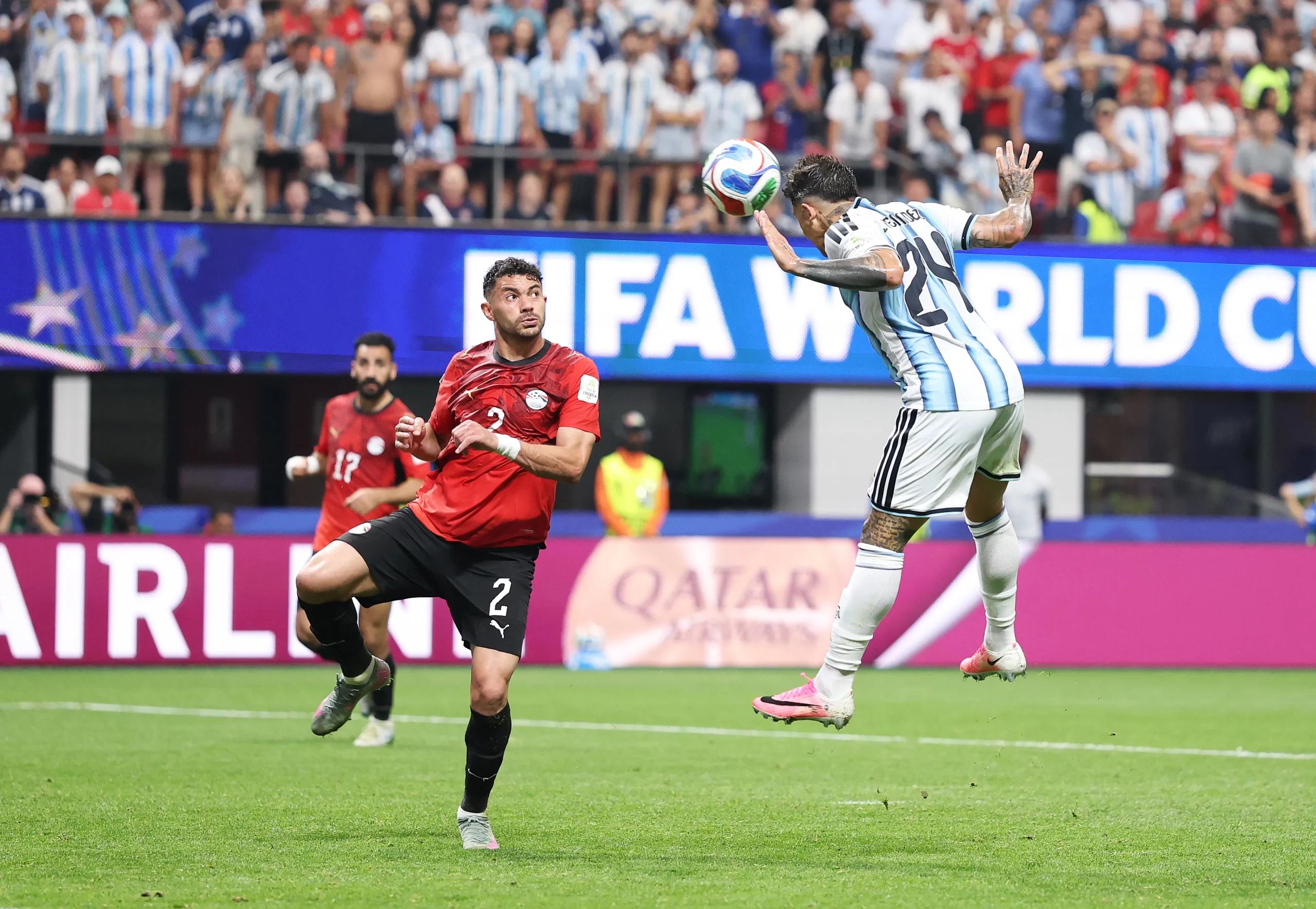 Enzo Fernández, camisa 24, sobe para cabecear e fazer 3 a 2 para a Argentina contra o Egito – Foto: Justin Setterfield/Getty Images