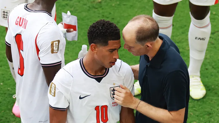 MIAMI GARDENS, FLORIDA - JULY 11: Thomas Tuchel, Manager of England, speaks with Jude Bellingham #10 during a hydration break in the FIFA World Cup 2026 Quarter Final match between Norway and England at Miami Stadium on July 11, 2026 in Miami Gardens, Florida. (Photo by Elsa/Getty Images)
